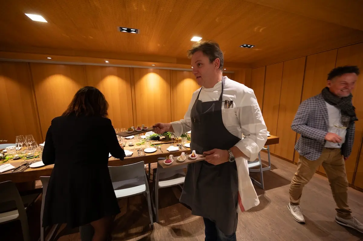 andy-zaugg-serviert-amuse-bouche