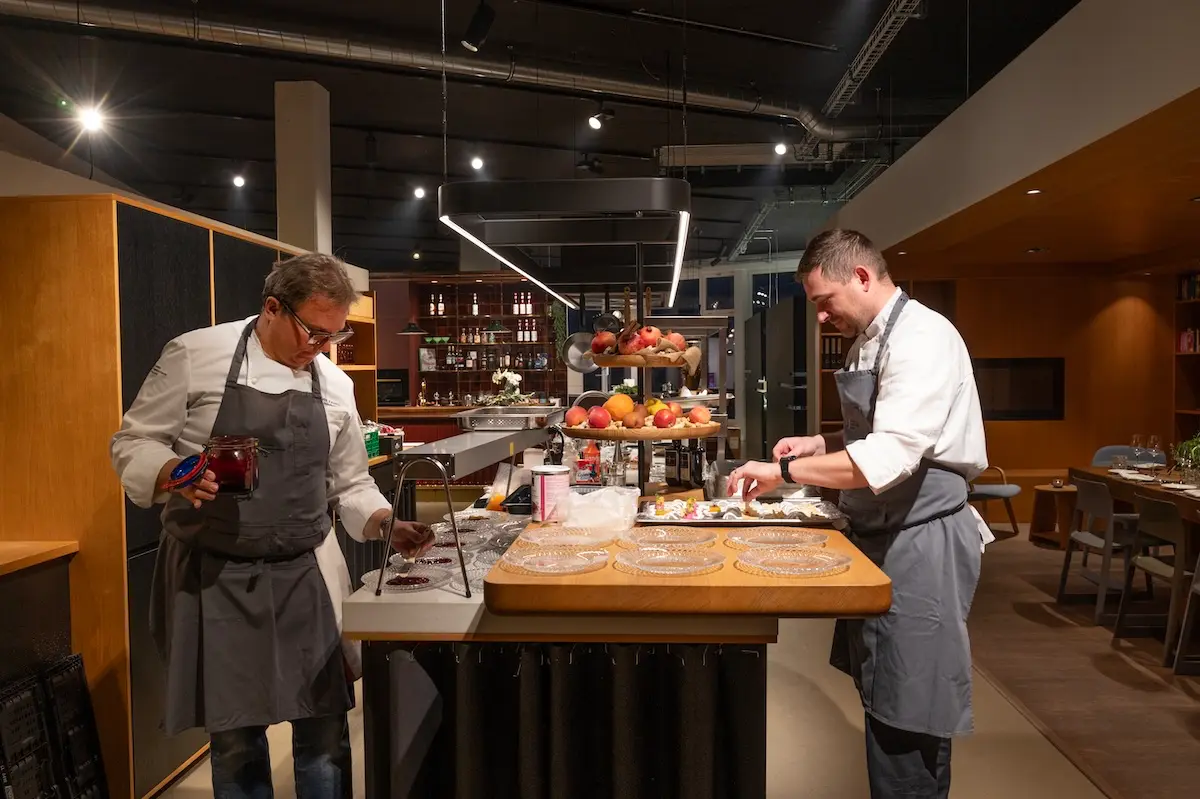 andy-zaugg-und-chef-dessertvorbereitung