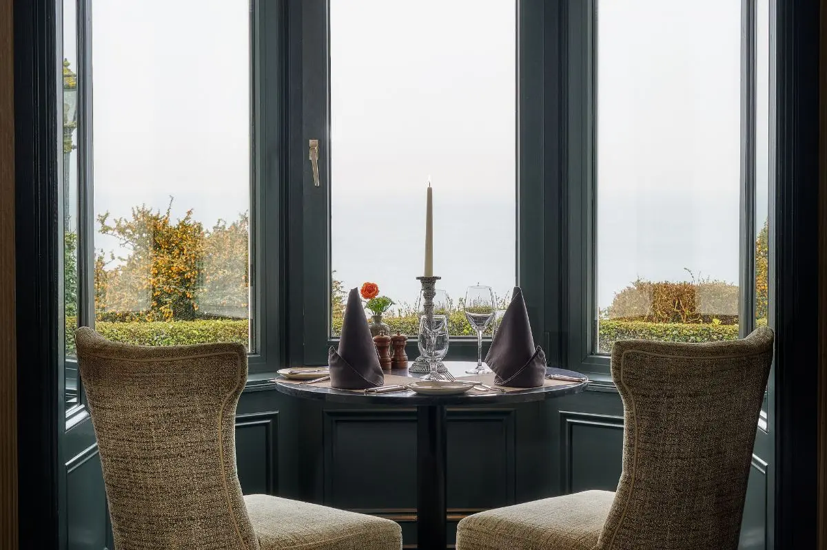 bayview-hotel-garryvoe-fensterplatz-im-restaurant