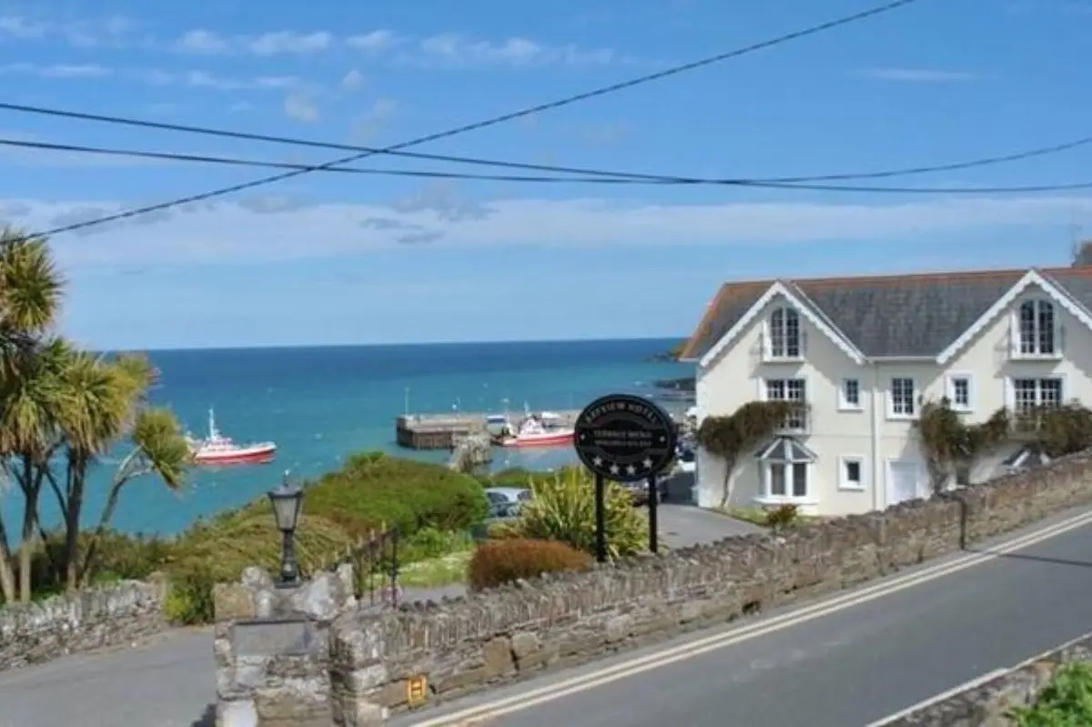 bayview-hotel-garryvoe-mit-blick-auf-hafen