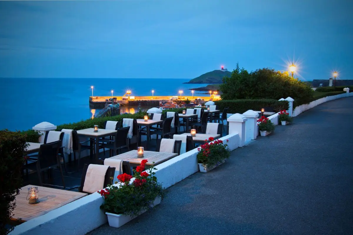 bayview-hotel-garryvoe-terrasse-mit-hafenblick.webp