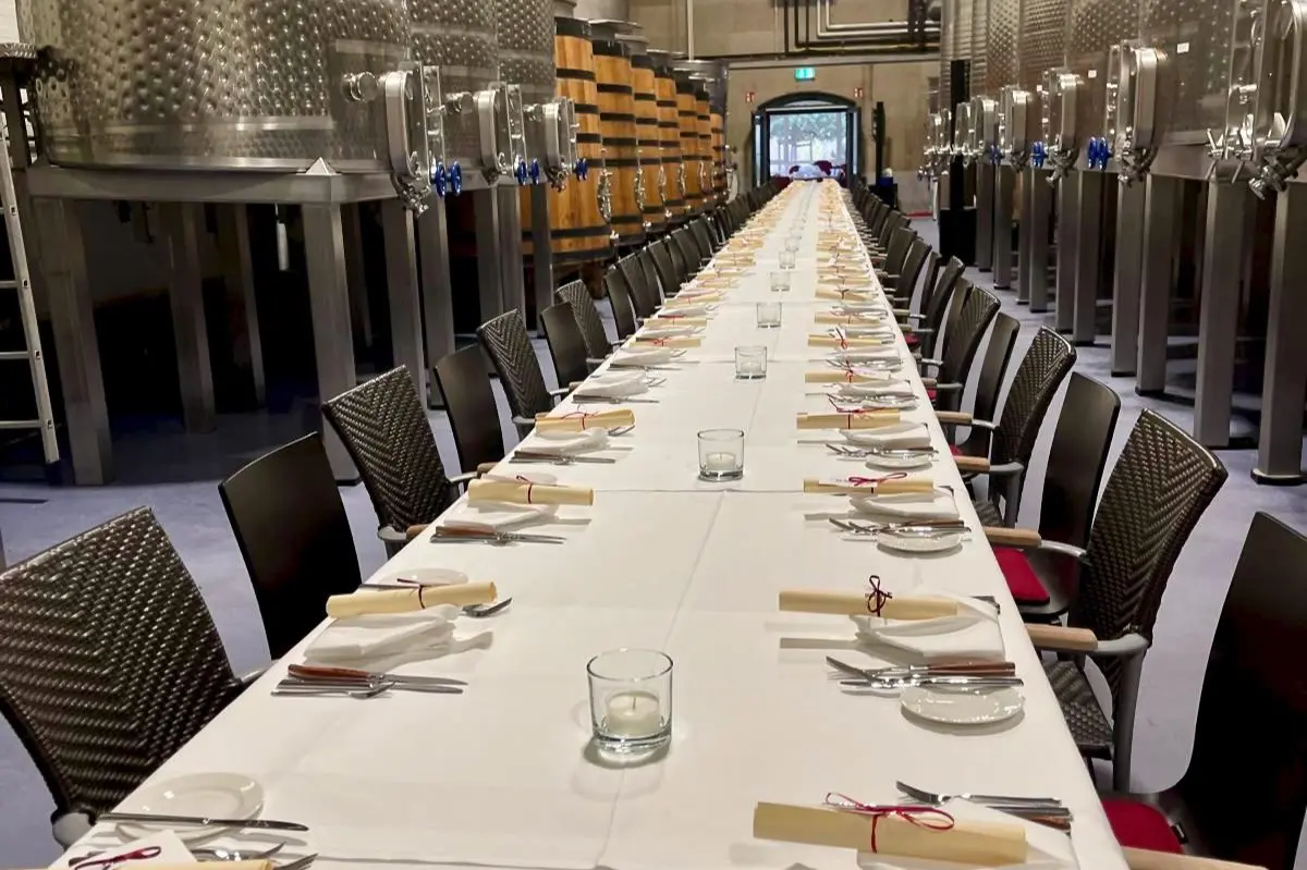 burgunderdinner-tisch-im-weinkeller-gedeckt