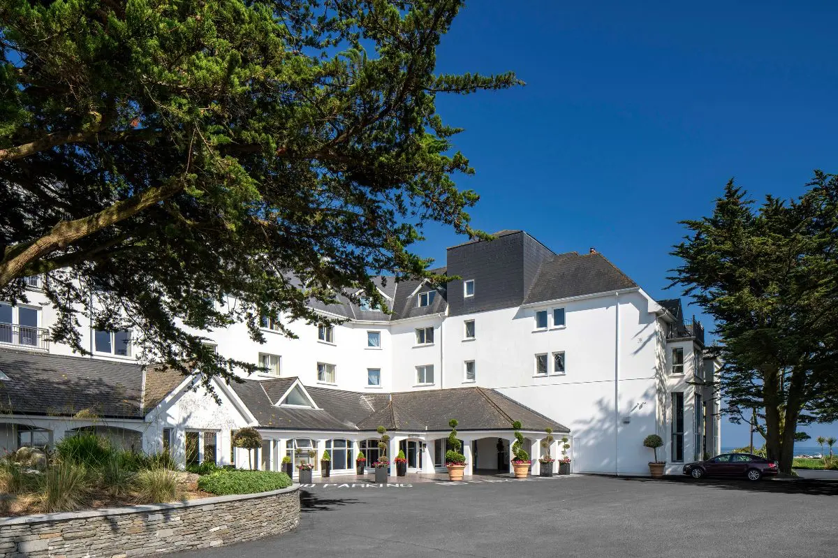 garryvoe-hotel-eingang-mit-bäumen