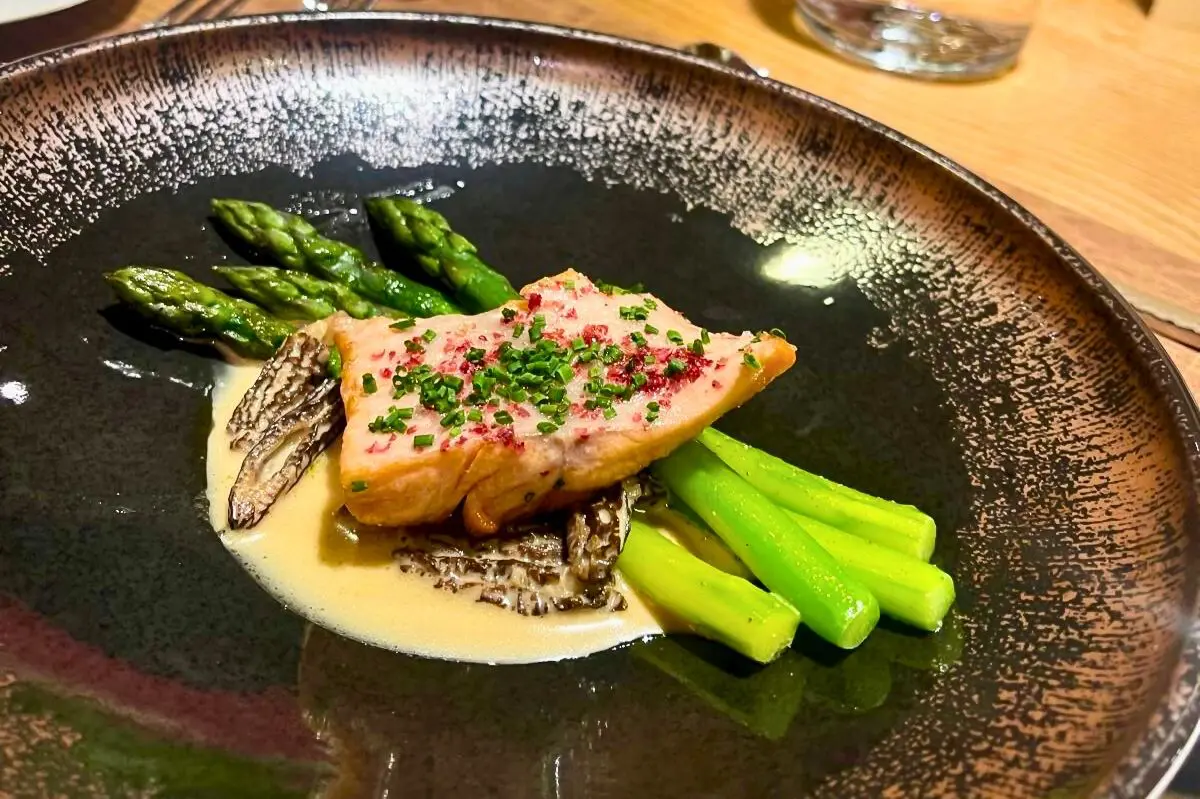 lachs-mit-morcheln-und-spargeln-an-sauce