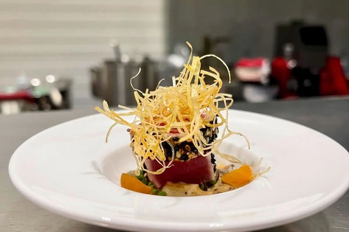 vorspeise-tuna-tataki-mit-sesam-und-kartoffelstroh